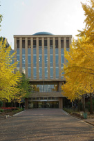 dokkyo_pto01 獨協大学図書館外観写真